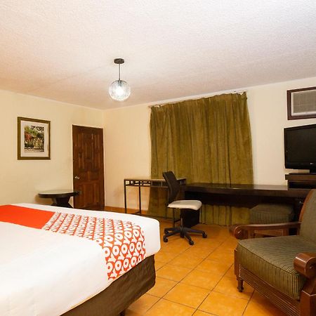 Oyo Hotel Hacienda Don Luis, Rosarito Kültér fotó A room at the hotel