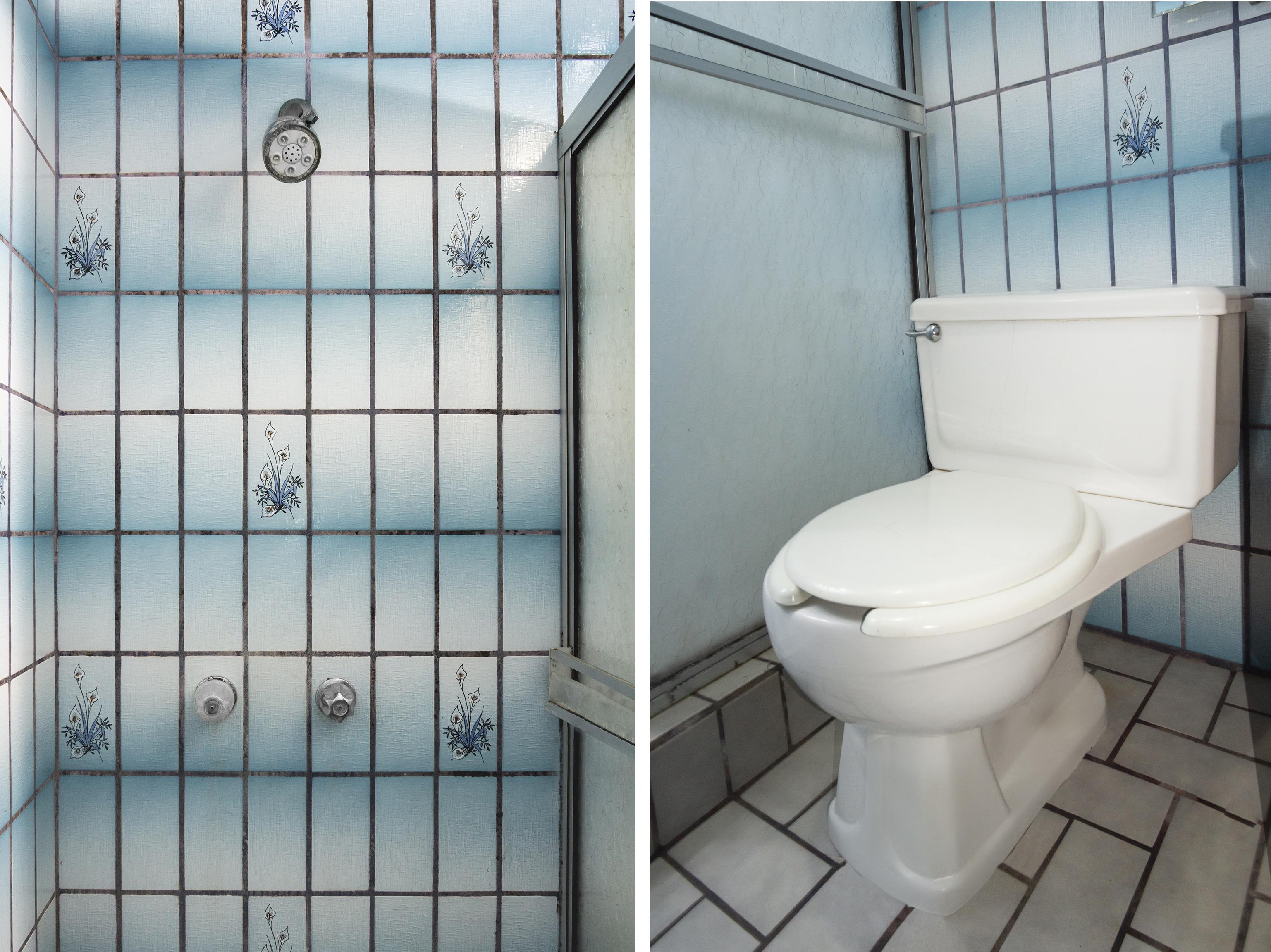 Oyo Hotel Hacienda Don Luis, Rosarito Kültér fotó A shower and toilet in a typical Western bathroom