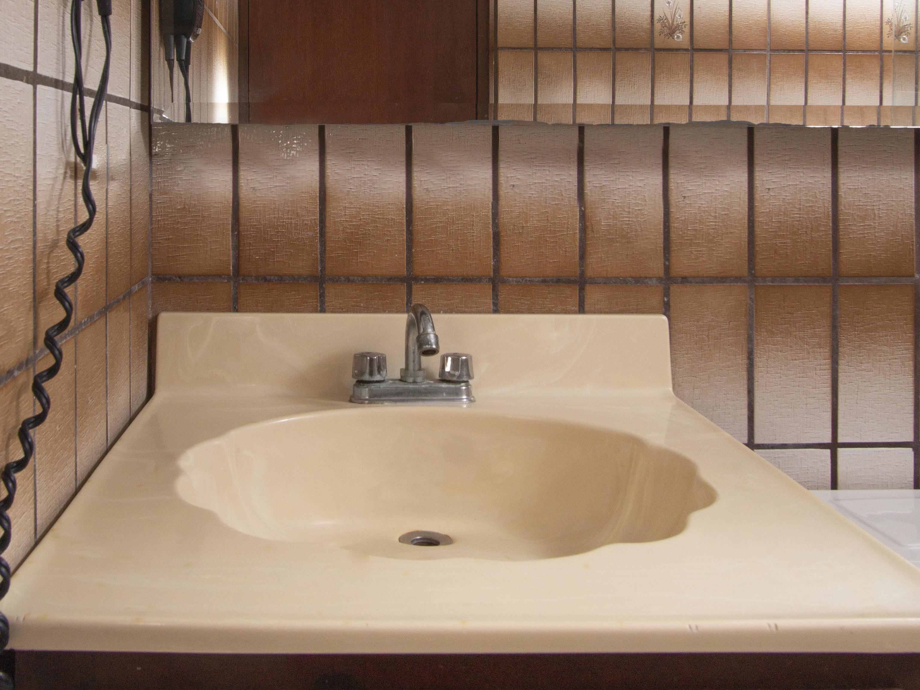 Oyo Hotel Hacienda Don Luis, Rosarito Kültér fotó A typical American bathroom sink