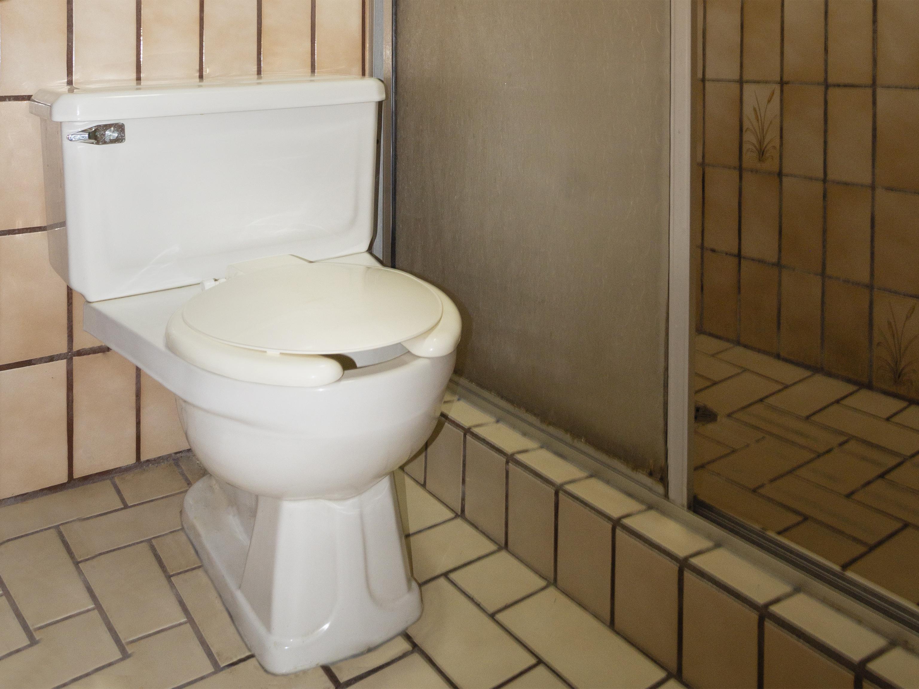 Oyo Hotel Hacienda Don Luis, Rosarito Kültér fotó A modern western toilet