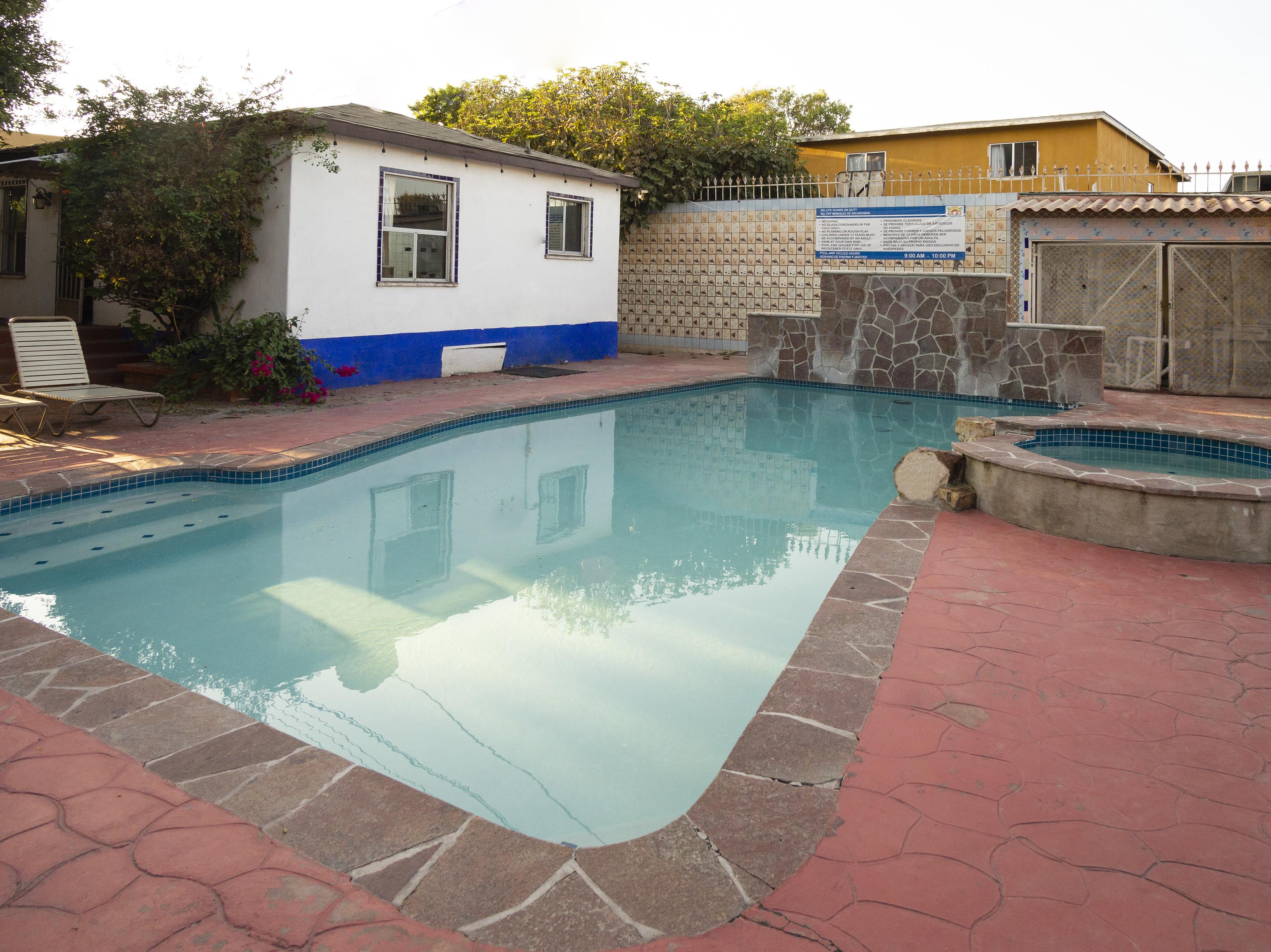 Oyo Hotel Hacienda Don Luis, Rosarito Kültér fotó A swimming pool in a private backyard