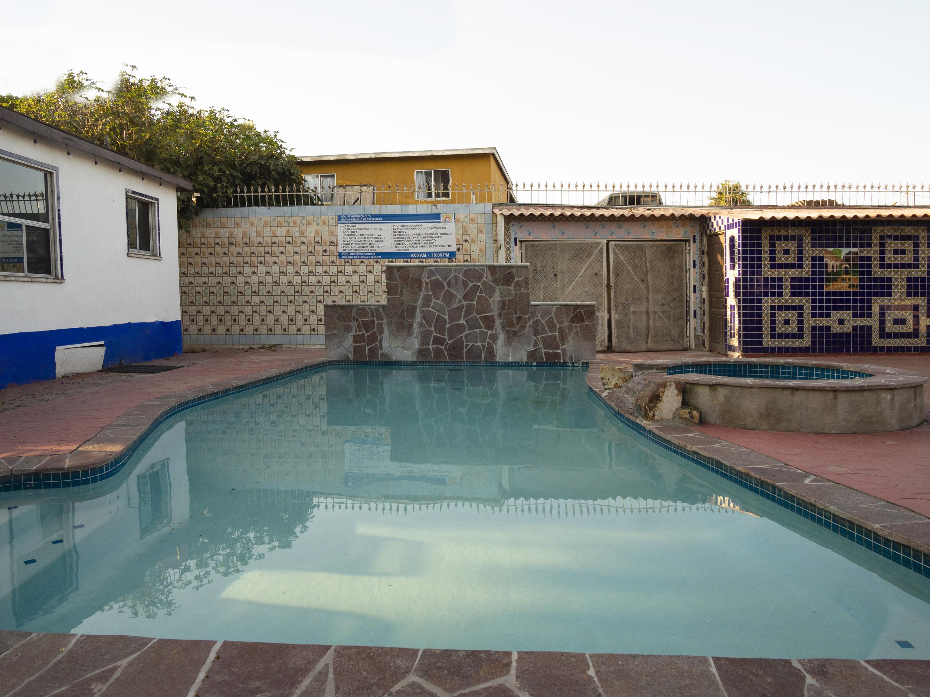 Oyo Hotel Hacienda Don Luis, Rosarito Kültér fotó A swimming pool in a house in Soweto, South Africa