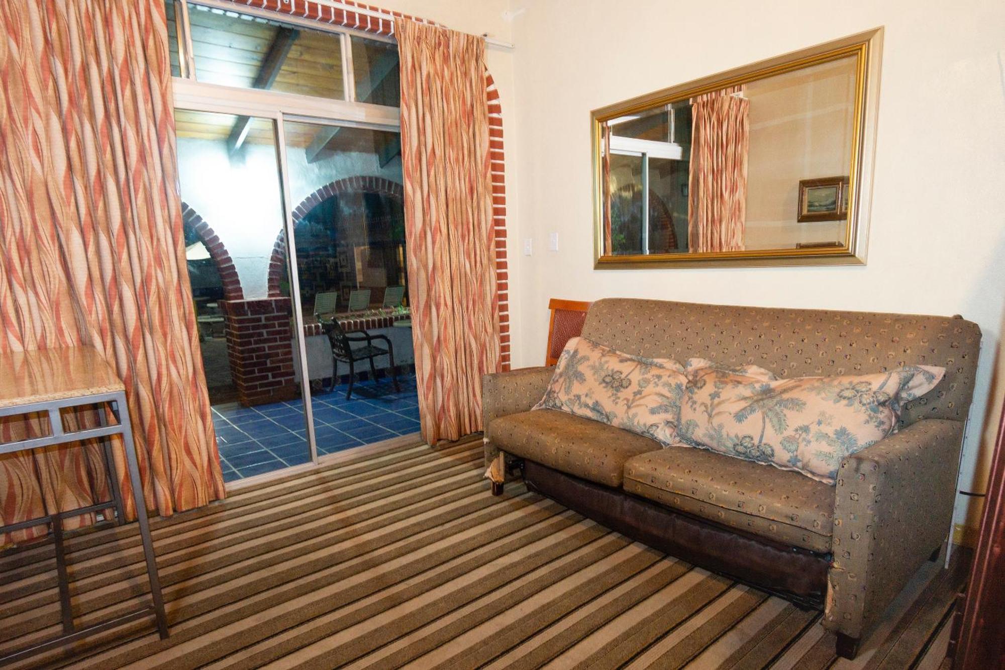 Oyo Hotel Hacienda Don Luis, Rosarito Kültér fotó A room at the hotel